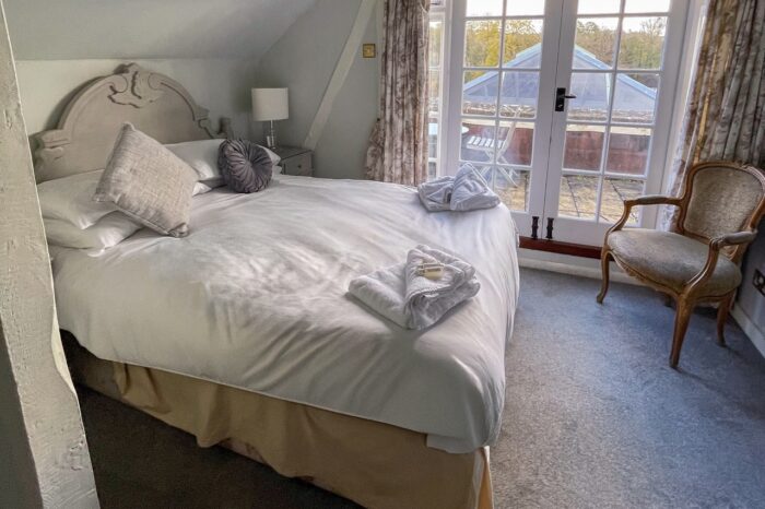 Character room at the white hart with a super king zip and link bed and the balcony looking out over the winchcombe way